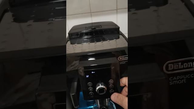 Preparare cafea măcinată la De longhi S23. 260B смотреть онлайн