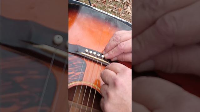 changing strings on a 1940 Gibson смотреть онлайн