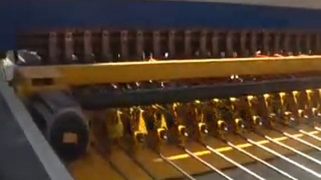 Работа машины для сварки сетки в картах