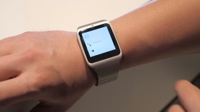 Sony SmartWatch 3 Metal Edition Hands-On (vs Moto 360) смотреть онлайн