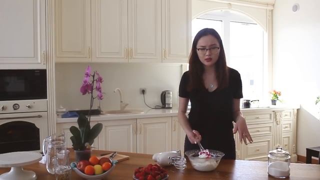 Торт со сливками и клубникой?| Кулинарный выпуск #1 смотреть онлайн