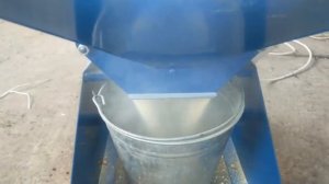 Зернодробилка, соломорезка и измельчитель веток в одном станке