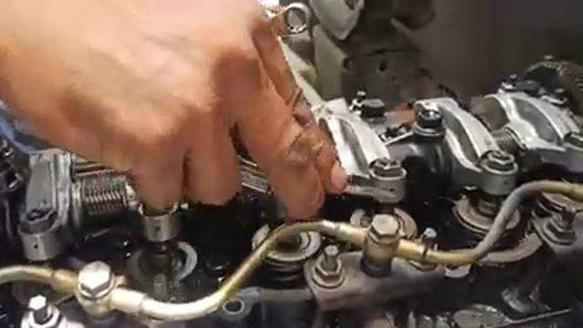 Adjust valve clearance ISUZU 4HF1 Engine tune up смотреть онлайн