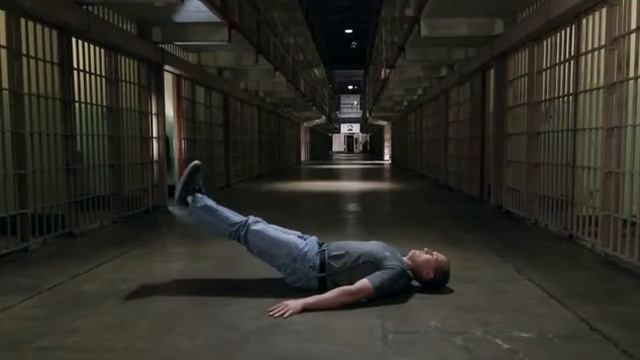 Пятый уровень: подъём прямых ног из положения лёжа (русские субтитры) смотреть онлайн