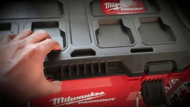 MILWAUKEE PACKOUT ROLLING TOOL BOX..