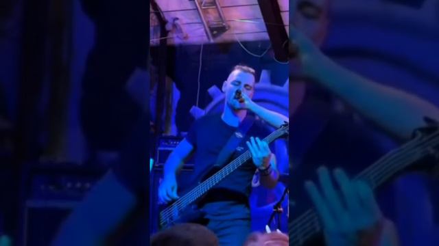Неожиданно сунул микрофон 😂НЕ СЫН КИПЕЛОВА #life #концерт #маврин #voice #bass смотреть онлайн