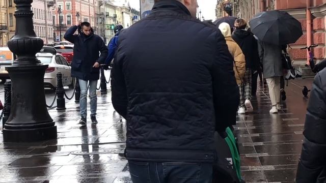 Петербург, День Победы, стрит стайл в дожде Весна в городе