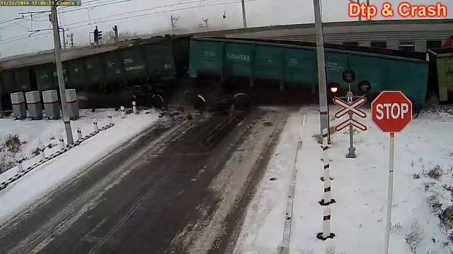 АД на ЖД ПереездеScary Crash Two Trains Tear Truck in Russia truba karelia pro смотреть онлайн