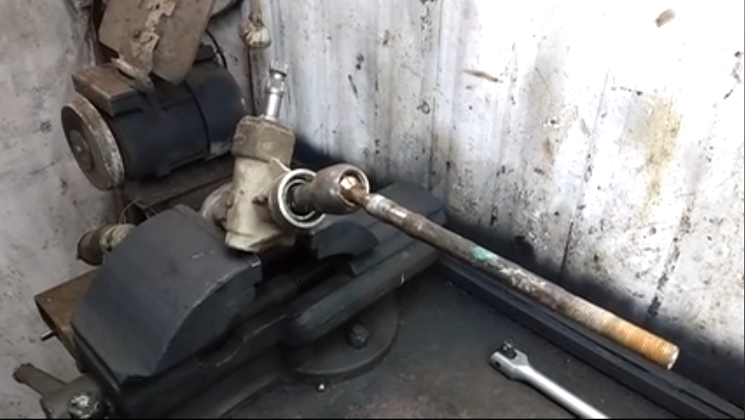 Как открутить рулевую тягу. смотреть онлайн