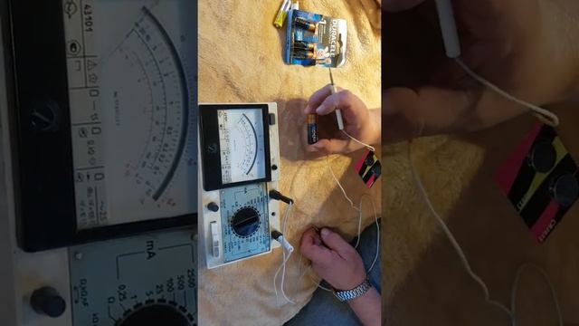 Проверка батарейки мультиметром в режиме измерения тока. смотреть онлайн