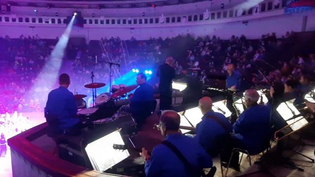 Оркестр Національного цирку України, фінал програми "Дива Різдва". смотреть онлайн