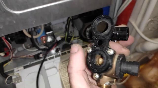 Котел не даёт горячую воду, ремонт датчика расхода ГВС (Protherm Jaguar)