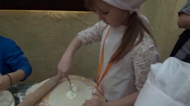 DIY ГОТОВИМ ПИЦЦУ или ЧЕТЫРЕХЛЕТНИЕ ПИЦЦАЙОЛО. ДАНИЭЛЬ и АЛИСА ГОТОВЯТ ПИЦЦУ смотреть онлайн