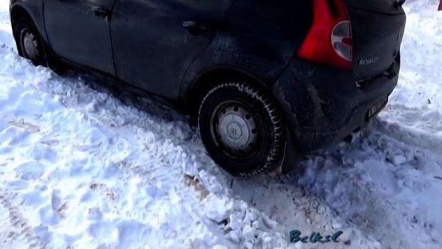 Рено Дастер и Рено Сандера на Парковке в Снегу.