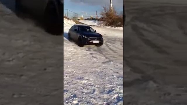 Зимний дрифт на льду Infiniti FX37s Развлекаемся))) смотреть онлайн