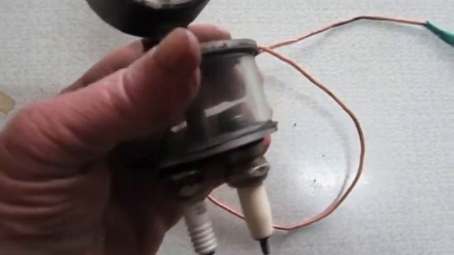 приспособление для проверки свечей зажигания и элементов системы зажигания непосредственно на мотор смотреть онлайн