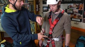 Как установить зажим кроль на страховочную привязь. Рассматриваем все варианты.