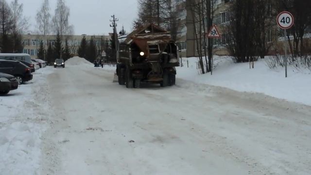В п. Кугеси дороги чистят от снега 25.12.2018 смотреть онлайн