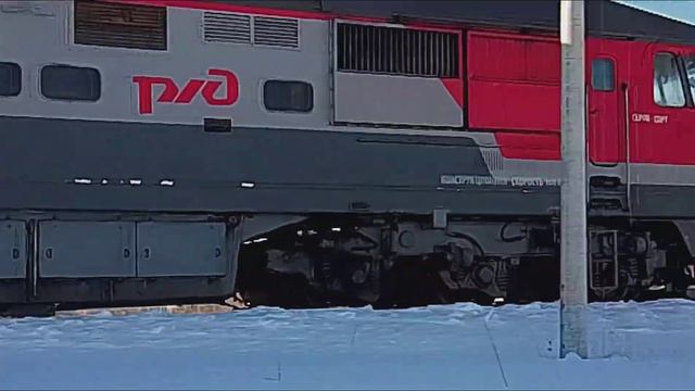 "Охрипший свисток"Тепловоз ТЭП70-0530 с пригородным поездом и приветливой бригадой Ивдель-Алябьево. смотреть онлайн