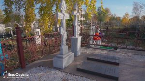 Мраморный памятник в форме креста с надгробной плитой из гранита