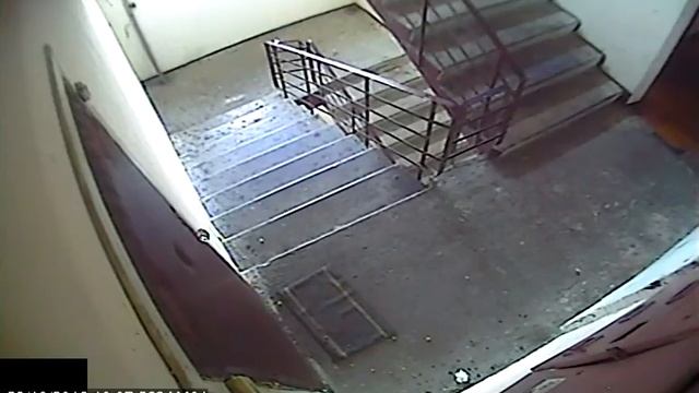 Старая соседка бросает мусор под дверь другим соседям. смотреть онлайн