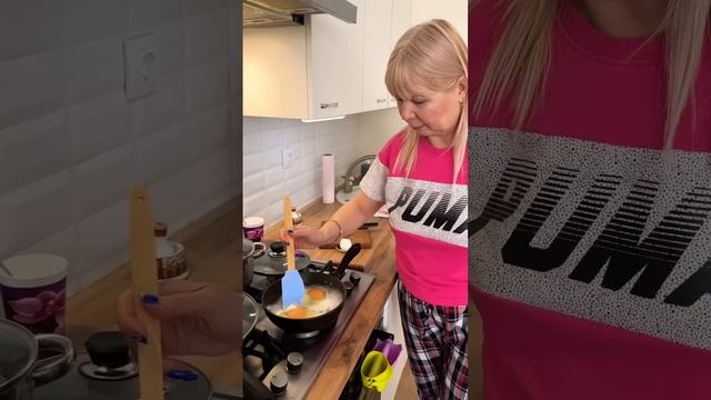 Жарим Яйца На Воде! смотреть онлайн