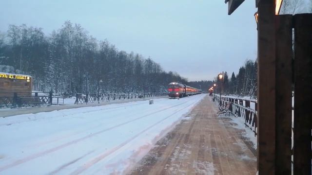 ДМ62-1787. Прибывает с Рускеальским экспрессом на станцию Рускеала. Крыша с сосульками. смотреть онлайн