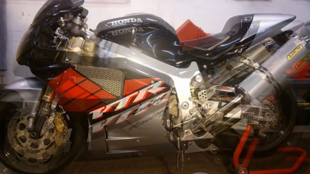 HONDA VTR 1000 SP2 Aufbringen des Dekorsatzes смотреть онлайн