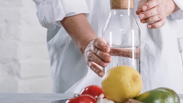 Консьержку элитного ЖК уволили за то, что пустила переночевать бомжиху с ребенком. А через неделю. смотреть онлайн