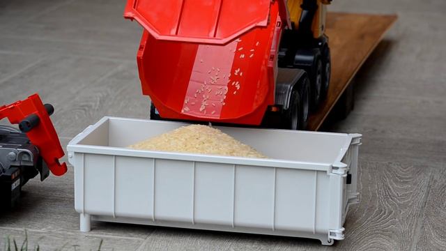 BRUDER TRUCKs Mercedes Benz Arocs Halfpipe Dump Truck end Arocs truck with Roll-off Container смотреть онлайн