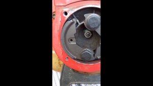 Ремонт сцепления триммера.Женщина решает проблему вращения катушки  триммера на холостом ходу.