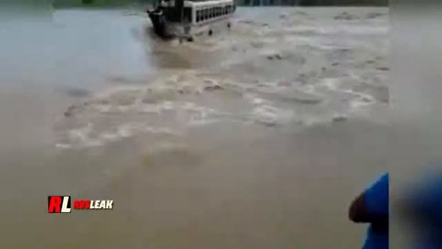 Мощный речной поток сносит автобус, полный людей. смотреть онлайн