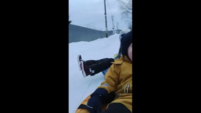 Мотобуксировщик не только для рыбалки, но и для катания детей и их родителей нашей улицы. смотреть онлайн