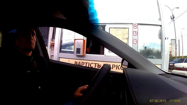 Незаконная парковка возле ТРЦ Магелан (Теремки1) смотреть онлайн