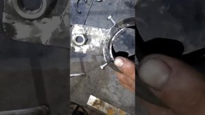 Как установить защитный замок на горловину бака.