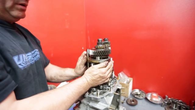 How to Rebuild a Porsche 911 Transmission Part 1 - Porsche 930 Project - EP09 смотреть онлайн