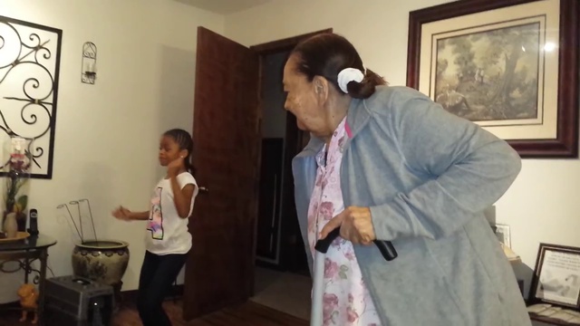 97-летняя старушка танцует со своей правнучкой смотреть онлайн