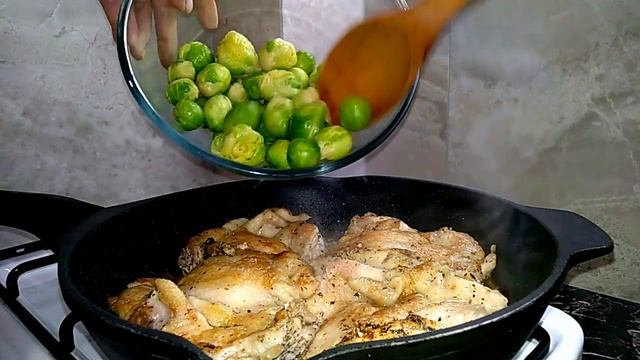 КУРИЦА С БРЮССЕЛЬСКОЙ КАПУСТОЙ В ЧЕСНОЧНОМ СОУСЕ / Нёка FoodArt