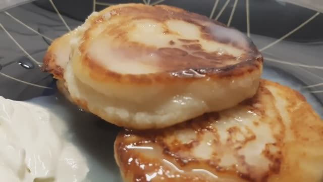 Сырники со сливочным соусом.Обалденные сырники из творога (720p).mp4