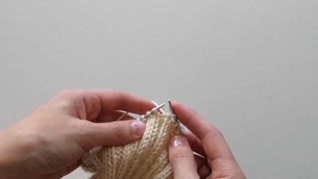 Модная шапка резинкой 2*2. Убавление макушки по диагонали. смотреть онлайн