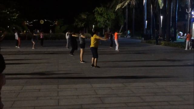 КИТАЙ. Танцы на площади Дадунхай. Хайнань. смотреть онлайн