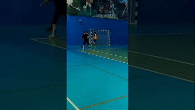 Вратарь грамотно сокращает угол обстрела и отбивает мячи смотреть онлайн