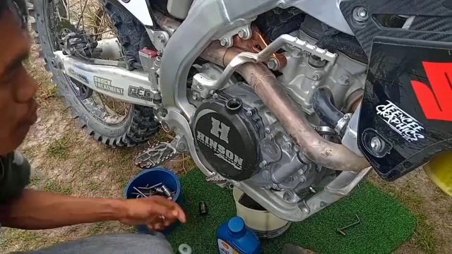 Suzuki RM-Z450 Dirt Bike Engine oil change смотреть онлайн