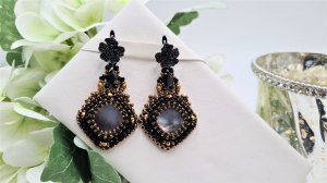 Серьги из квадратных бусин перламутра.