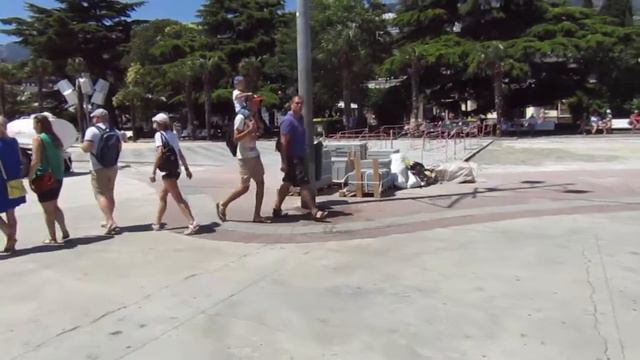 Парусный фрегат на набережной Ялты. Июль 2017 года. смотреть онлайн