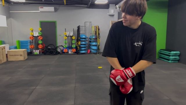 Тренировка ног и плеч + спарринг | Legs and shoulders workout + sparring смотреть онлайн