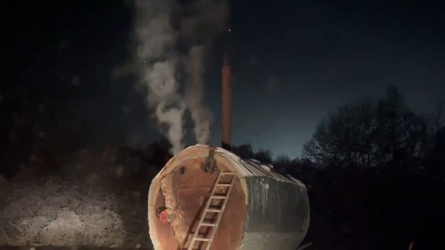 Бочка начинает "газовать" при изготовлении древесного угля #древесныйуголь #пиролиз #бочка #бизнес смотреть онлайн