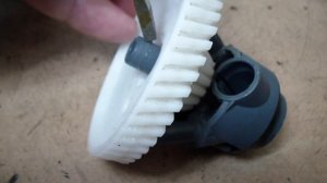 Мясорубка BOSCH, не крутит. Непонятные сложности разборки редуктора.