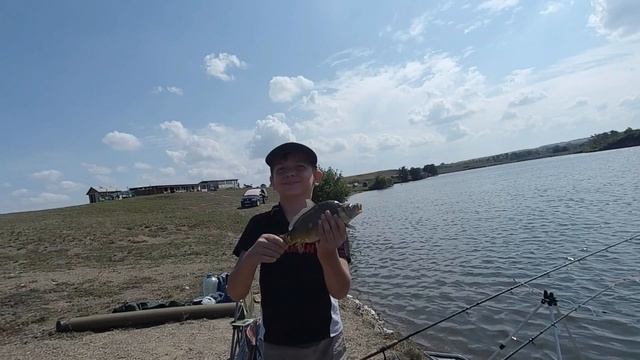 Рыбалка с сыном_Ловля карпа классическим фидером_Пруд "Башня" в селе Ребриково. смотреть онлайн