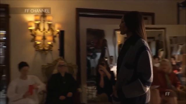 Naomi Campbell vs Tyra Banks - Runway walk 2021 смотреть онлайн